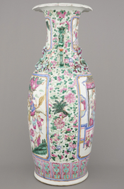 Vaas in Chinees porselein met een paleistafereel, famille rose, 19e eeuw