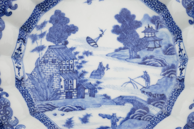 Blauw en wit gelobd bord in Chinees porselein met landschapsdecor