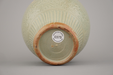 Vase c&eacute;ladon grav&eacute; en porcelaine de Chine, probablement Ming Longquan