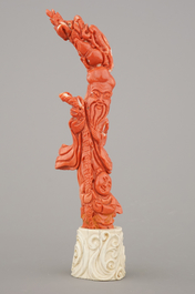 Remarquable figure de Shou Lao en corail sculpt&eacute; avec support en ivoire, Chine, dynastie Qing