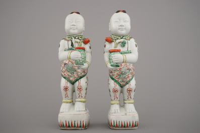 Deux figures wucai en porcelaine de Chine de fr&egrave;res Hoho, 19e