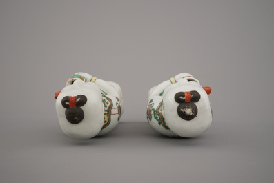 Deux figures wucai en porcelaine de Chine de fr&egrave;res Hoho, 19e