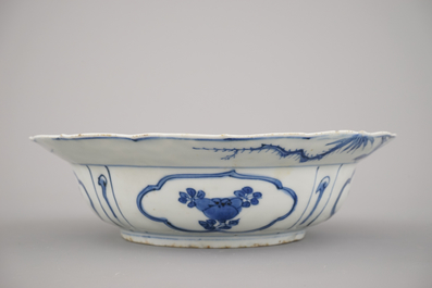 A Chinese porcelain blue and white Ming dynasty Wan-Li klapmuts bowl, 16th C.