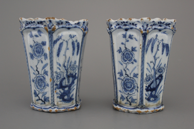 Paire de porte-fleurs en fa&iuml;ence de Delft, bleu et blanc, 18e