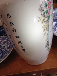 A Chinese porcelain famille rose vase with immortals, 19/20th C.