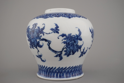 A Chinese porcelain blue and white vase with pomegranate design, 18/19th C.