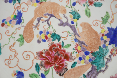 Plat impressionant en porcelaine de Chine &agrave; d&eacute;cor d'&eacute;cureuils, famille rose, 18e