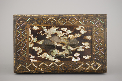 Indo-Portugese of Japanse koffer in parelmoer en lak, 19e eeuw