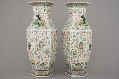 Fijn paar Chinese hexagonale vazen met rel&iuml;efdecoratie, famille rose, 19e eeuw