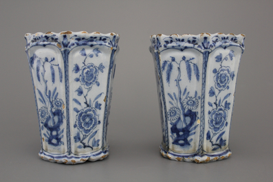 Paar blauw en witte Delftse bloemenhouders, 18e eeuw