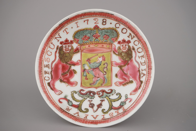 Wapenschild kop en bordje in Chinees porselein met wapenschild van de VOC, gedateerd 1728, Yongzheng