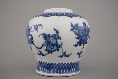 Vase en porcelaine de Chine, bleu et blanc, &agrave; d&eacute;cor de grenadiers, 18e-19e