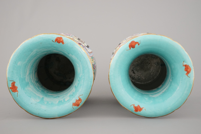 Paire de vases en porcelaine de Chine &agrave; d&eacute;cor d'un palais, famille rose, 19e