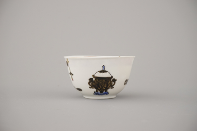 Tasse et sous tasse en porcelaine de Chine 'semi-coquille d'oeuf', famille rose, Yongzheng, 18e