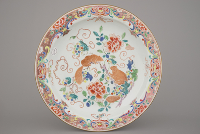 Paire de plats en porcelaine de Chine, &agrave; d&eacute;cor d'&eacute;cureuils, famille rose, 18e