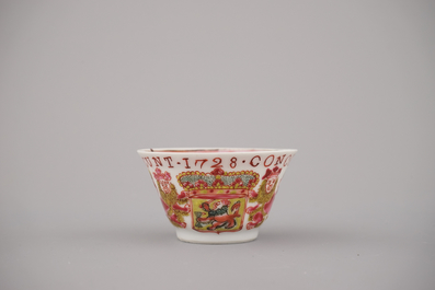 Wapenschild kop en bordje in Chinees porselein met wapenschild van de VOC, gedateerd 1728, Yongzheng