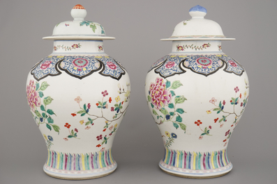 Paar vazen in Chinees porselein met bloemendecor, famille rose, 19e eeuw