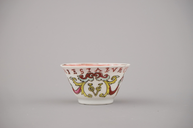 Tasse et sous tasse h&eacute;raldique en porcelaine de Chine avec armoiries du VOC, dat&eacute;es 1728, Yongzheng