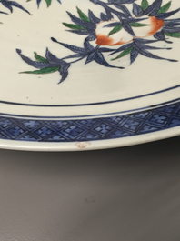 Tr&egrave;s grand plat chinois doucai &agrave; d&eacute;cor neuf p&ecirc;ches', 19e