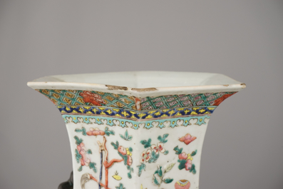 Fijn paar Chinese hexagonale vazen met rel&iuml;efdecoratie, famille rose, 19e eeuw