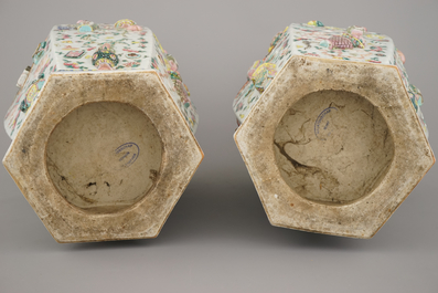 Paire de vases hexagonals d&eacute;cor &agrave; relief, famille rose, 19e