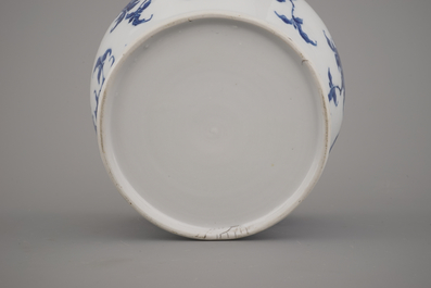 Vase en porcelaine de Chine, bleu et blanc, &agrave; d&eacute;cor de grenadiers, 18e-19e