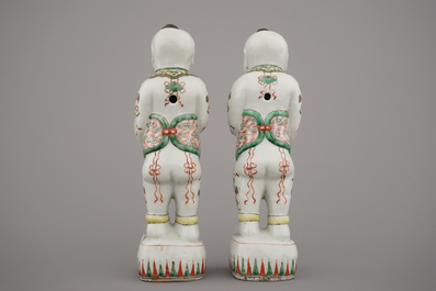 Twee wucai figuren van Hoho-broeders in Chinees porselein, 19e eeuw