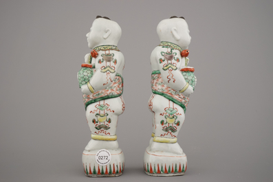 Twee wucai figuren van Hoho-broeders in Chinees porselein, 19e eeuw
