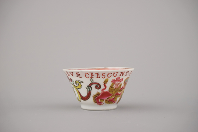 Tasse et sous tasse h&eacute;raldique en porcelaine de Chine avec armoiries du VOC, dat&eacute;es 1728, Yongzheng