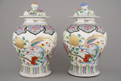 Paar vazen in Chinees porselein met bloemendecor, famille rose, 19e eeuw