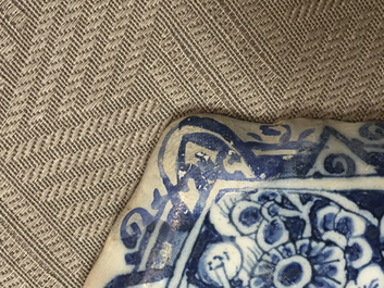 Plaque rare en fa&iuml;ence de Delft, bleu et blanc, d&eacute;cor d&eacute;gustation de vin, 18e