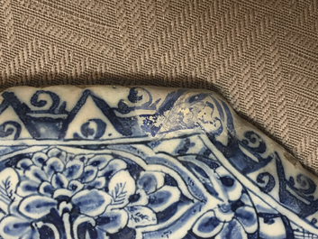 Plaque rare en fa&iuml;ence de Delft, bleu et blanc, d&eacute;cor d&eacute;gustation de vin, 18e