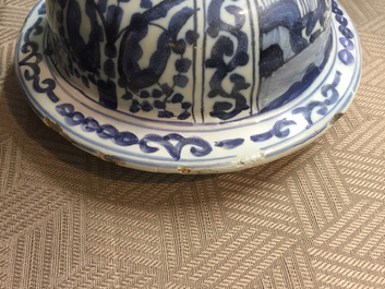 Pot balustre couvert en fa&iuml;ence de Delft, chinoiserie, style Ming, 17e