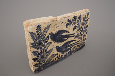 Paire de grands carreaux espagnols, bleu et blanc, d&eacute;cor oiseaux, 17e-18e