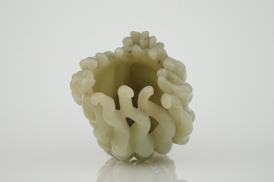 Une main de bouddha en jade sculpt&eacute;, Dynastie Qing, 18e