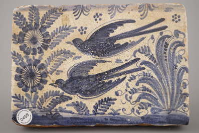 Paire de grands carreaux espagnols, bleu et blanc, d&eacute;cor oiseaux, 17e-18e