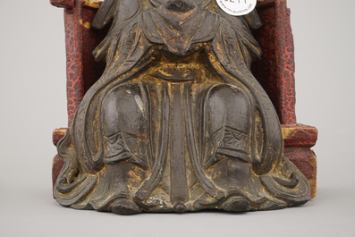 Figure de Guanyin en bronze partiellement dor&eacute;e, assise sur tr&ocirc;ne en bois lacqu&eacute;, dynastie Ming