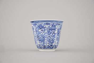 Lot de 3 tasses et sous-tasses en porcelaine de Chine, bleu et blanc, Kangxi