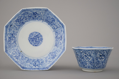 A set of 3 Chinese porcelain blue and white cups and saucers, Kangxi