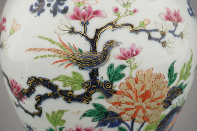 Vaas met deksel in Chinees porselein met bloemendecor in Imari palet, Qianlong, 18e