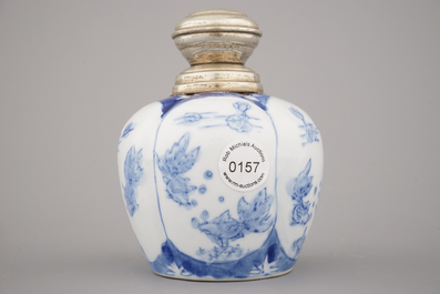 Blauw en witte vaas in Chinees porselein met zilveren montuur, 20e eeuw
