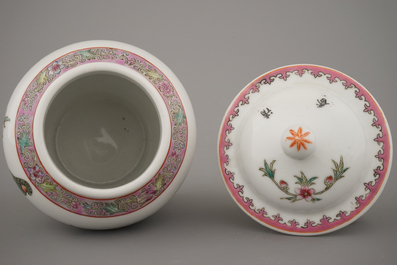 A collection of 7 Chinese porcelain vases, 20th C.