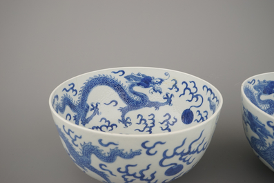 Paire de coupes en porcelaine de Chine, bleu et blanc, &agrave; d&eacute;cor d'un dragon, 19e
