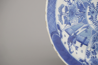 Twee blauw en witte borden en 3 kommen in Chinees porselein, Kangxi en laat Qing-dynastie