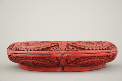 Gesculpteerde Chinese doos met deksel, vermiljoen lakwerk, 19e eeuw