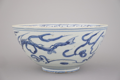 Coupe en porcelaine de Chine, bleu et blanc, &agrave; d&eacute;cor d'un dragon, dynastie Ming