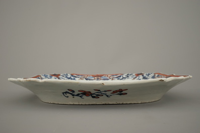 A large Chinese porcelain famille rose octagonal dish with an eagle, Qianlong, 18th C.