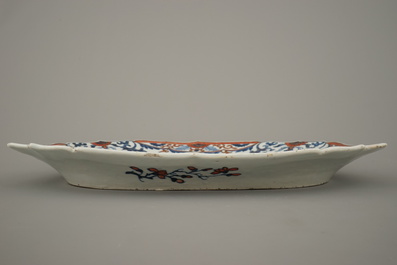 A large Chinese porcelain famille rose octagonal dish with an eagle, Qianlong, 18th C.