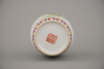 A collection of 7 Chinese porcelain vases, 20th C.