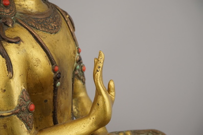 Figure de Bouddha Amoghasiddi en bronze dor&eacute; incrust&eacute; de corail et de turquoise, 18e-19e